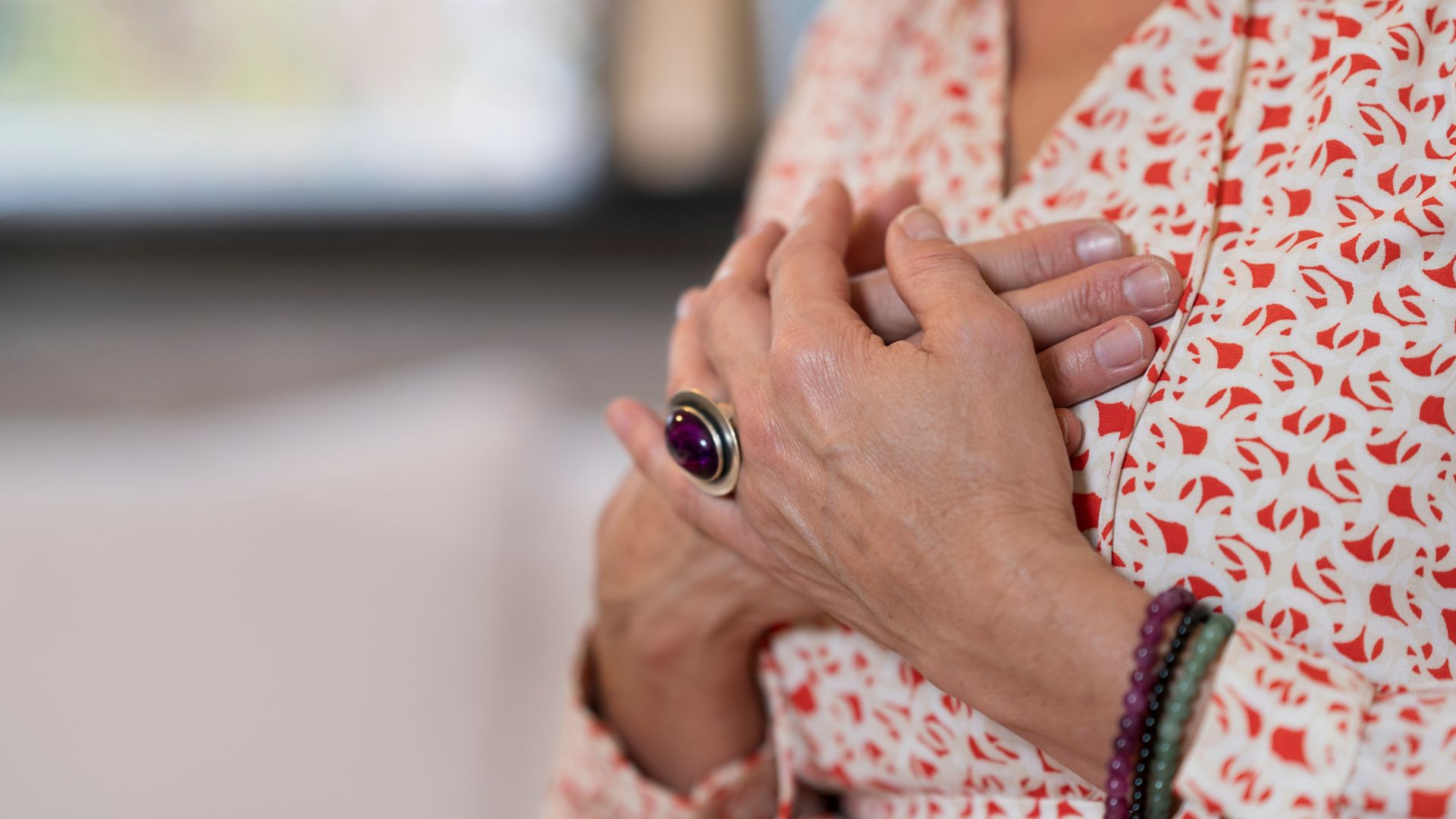 Flussufer mit Bambus und Schilf